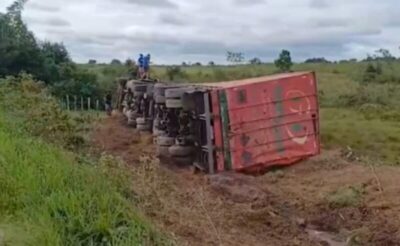 Caminhão de cerveja tomba no interior do Maranhão; PRF impede saque da carga