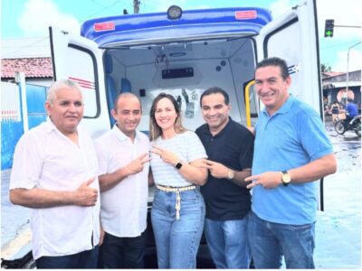 Deputados Aluízio Santos, Josimar e Detinha entregam ambulância a Tutóia