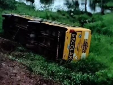 Acidente envolvendo ônibus escolar deixa dois jovens mortos e vários feridos em Bacabal