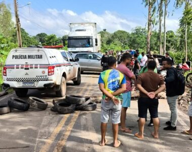 Moradores da Baixada Maranhense fecham a MA-014 em Viana e pedem presença do governador Carlos Brandão
