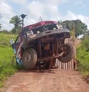 Ponte em péssimas condições desaba com caçamba em Cantanhede no interior do Maranhão