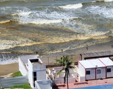 Esgoto é despejado diretamente na Praia de São Marcos, em São Luís