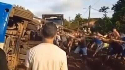 População desvira caminhão para liberar rodovia bloqueada no Maranhão