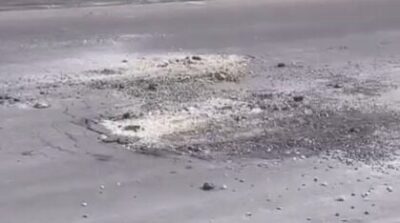 Tem certeza que colocaram asfalto? Asfalto se desfaz 24h depois de ser inaugurado no MA por ministro de Lula. Assistam ao vídeo!!!