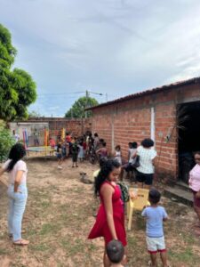Igreja Nossa Senhora da Vitória de Paço do Lumiar promove ação de Páscoa e leva alegria às crianças do bairro Nova Jerusalém II