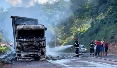 Carreta pega fogo e deixa BR-222 interditada