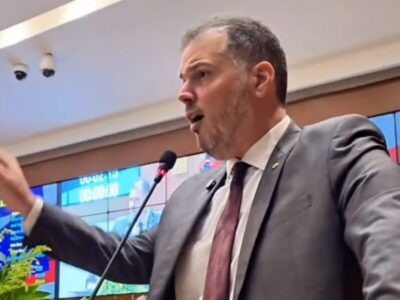 Rodrigo Lago mira em Brandão e acerta Camarão