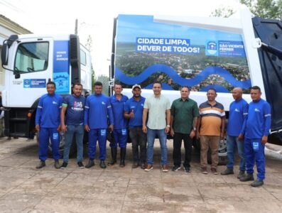Adriano Freitas reforça setor da limpeza pública em São Vicente Ferrer e entrega caminhão compactador e novo fardamento à equipe