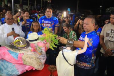 Prefeito Fred Campos batiza Boi da Maioba em cerimônia que lotou a sede do grupo em Paço do Lumiar.