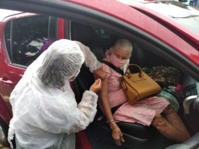 Em sistema de drive-thru Parnarama começou hoje a vacina para idosos de 90 anos