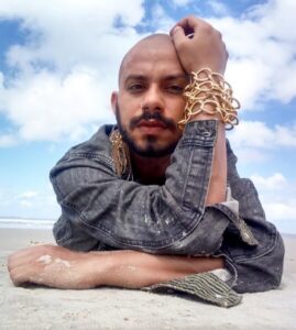 Artista Xerxes apresenta pela primeira vez composições autorais no poket show Laroyê Sessions