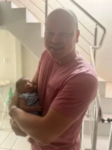 PM de folga salva bebê de 21 dias engasgado em momento de desespero