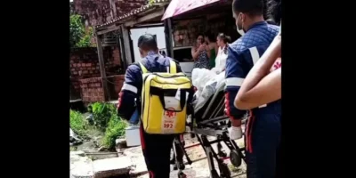 Ambulância não consegue acessar rua, e mulher dá à luz em casa