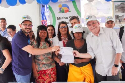 Famílias de Fernando Falcão assinam contratos para receberem casas viabilizadas pelo deputado Hildo Rocha
