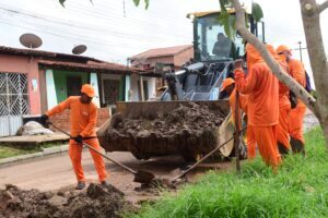 Prefeitura de Matões do Norte intensifica limpeza pública para prevenir alagamentos e garantir saúde da população