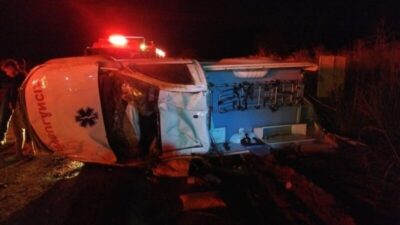 Idosa que recebia atendimento morre após colisão frontal entre ambulância e Gol, na BR-010