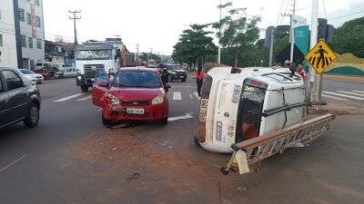 Veículo a serviço da CEMAR se envolve em acidente e duas pessoas ficam feridas no Anjo da Guarda em São Luís