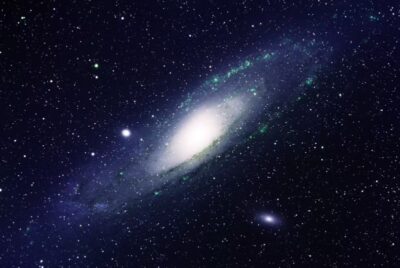 E se o Universo nasceu de um buraco negro? Nova teoria desafia o modelo do Big Bang