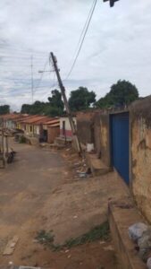 ALÔ EQUATORIAL!! Em Barra do Corda, moradores estão apavorados com poste que pode cair e rede elétrica atingir várias residências