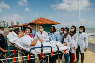 Paciente do Hospital Dr. Carlos Macieira faz passeio para conhecer o mar em São Luís