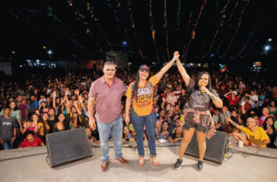 A prefeita Fabiana Mendes encerra as festividades juninas em Presidente Vargas/MA.