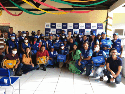 Prefeita Fabiana realiza entrega de kits de fardamento e tablets aos agentes da saúde.