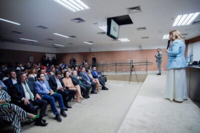 Iracema Vale é homenageada com Medalha Liberdade e profere palestra sobre presença feminina em espaços de poder