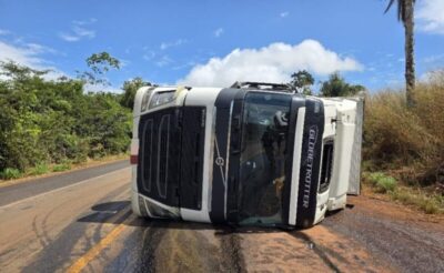 Motorista de carreta fica gravemente ferido após acidente na BR-222