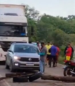 Moradores da baixada fecham novamente MA-014 em protesto contra a precariedade da via