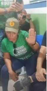 Vídeo: Deputado é cobrado fortemente após tentar intermediar fim de protesto em estrada da baixada