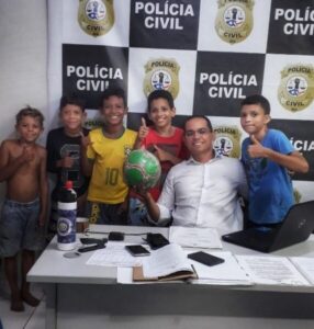 Criançada recorre a delegacia de polícia para reaver bola tomada por vizinha