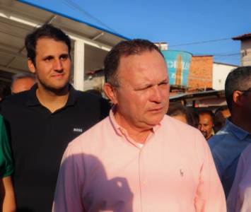 Vídeo: Brandão recebe camarão de prefeito e diz a Orleans: “daqui a pouco vamos comer esse camarão”