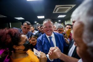 Coluna Aparte – Sorriso largo