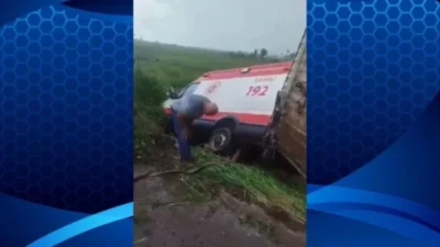 Ambulância tomba após desviar de buraco na BR-316