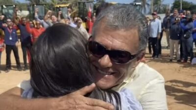 Fernando Sarney abraça Eliziane Gama