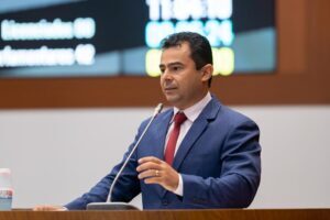 O Deputado Eric Costa propõe CPI para investigar supostas irregularidades em contrato com a Vip Leilões