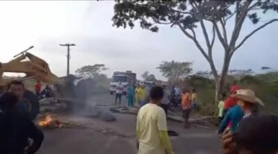 Moradores de Cajari interditam a MA-014, revoltados com situação da ponte comprometida…