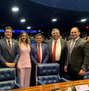 O ministro Flávio Dino volta ao Palácio dos Leões nesta sexta-feira (25). Ele irá participar de ato com ações do ministério para áreas como a educação, segurança pública e combate à violência contra a mulher.  Dino irá entregar viaturas blindadas e assinar convênios com o Governo do Maranhão e municípios selecionados no Edital Escola Segura. Será realizada a assinatura do termo de adesão para a construção da Casa da Mulher Brasileira no município de Pinheiro.   Na ocasião, senador Weverton Rocha (PDT) vai entregar no Palácio dos Leões 7 viaturas blindadas para o estado do Maranhão e 1 viatura semiblindada para a Polícia Rodoviária Federal.   O evento reunirá no Palácio o governador em exercício Felipe Camarão, o ministro Flávio Dino, e o senador Weverton, que foi adversário de ambos na última eleição.  O governador Carlos Brandão, que está de férias fora do Brasil, comemorou o ato em suas redes sociais, evitando que ganhe corpo a ideia de que Dino e Camarão estariam fazendo ato “pelas costas”. “Amanhã, em parceria com os municípios, o ministro Flávio Dino fará a implantação do Programa de Ação na Segurança Pública em nosso estado, com investimentos e ações de fortalecimento da segurança. O governo do Maranhão já investiu cerca de R$ 25 milhões na segurança, em parceria com o Ministério da Justiça e a bancada maranhense no Congresso. Foram 225 novos veículos e mais 300 armamentos, para fortalecer o trabalho das polícias”, escreveu o governador.