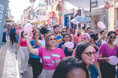 Caminhada Rosa mobiliza população contra o câncer de mama