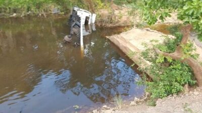 Carreta tombada em Timon tem peças saqueadas
