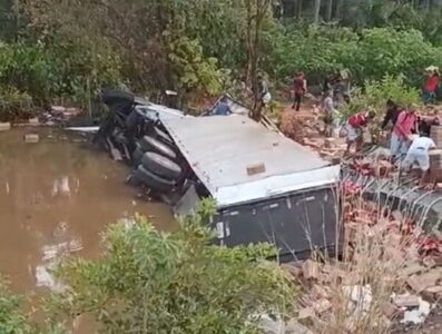 Assista: Populares saqueiam carreta que virou na zona rural de Timon
