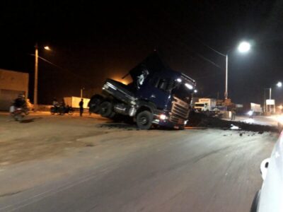 Carreta carregada de carvão tomba na Br-226, em Barra do Corda