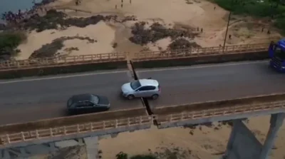 Imagens aéreas mostram carro preso em fenda que se abriu após ponte de Estreito desabar