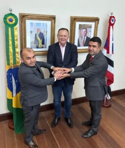 Líder político Adelbarto Santos lidera comitiva em reunião com governador Carlos Brandão
