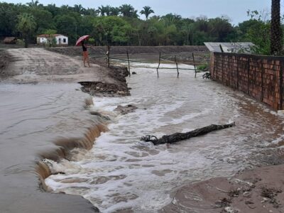 Fortes chuvas derrubam ponte e barragem em Peri Mirim e Cajapió e dificultam serviços da estrada entre São João Batista e Anajatuba