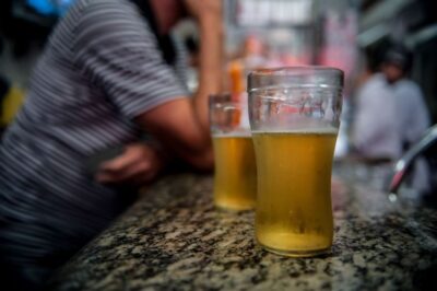 Como alguém pode saber se é dependente de álcool