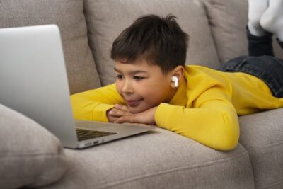 Dia das Crianças: como ensinar sobre segurança online para uma navegação saudável