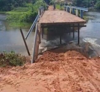 Estudantes escapam de desabamento de ponte em Santa Inês