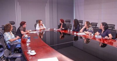 Iracema Vale discute efetivação de lei que garante presença de assistentes sociais e psicólogos nas escolas