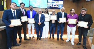 Ex-diretores de Comunicação da Câmara são homenageados com o certificado de honra ao mérito